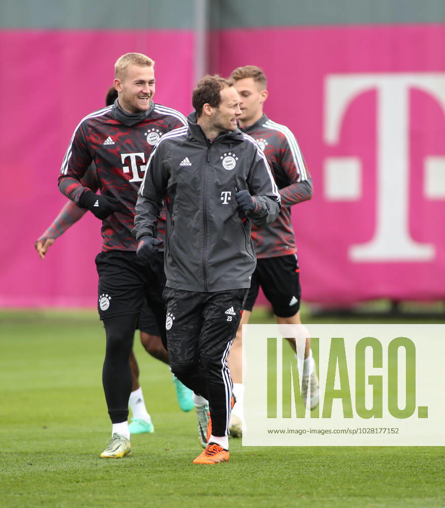 München, Deutschland 18. April 2023: Fussball, Herren, Saison 2022 2023, FC Bayern München, Säbener Strasse, Trainingsgelände, Training, Abschlusstraining Matthijs de Ligt (FC Bayern München) (li.) mit Daley Blind (FC Bayern München) (re.) beim Laufen, umdrehen, schauen
