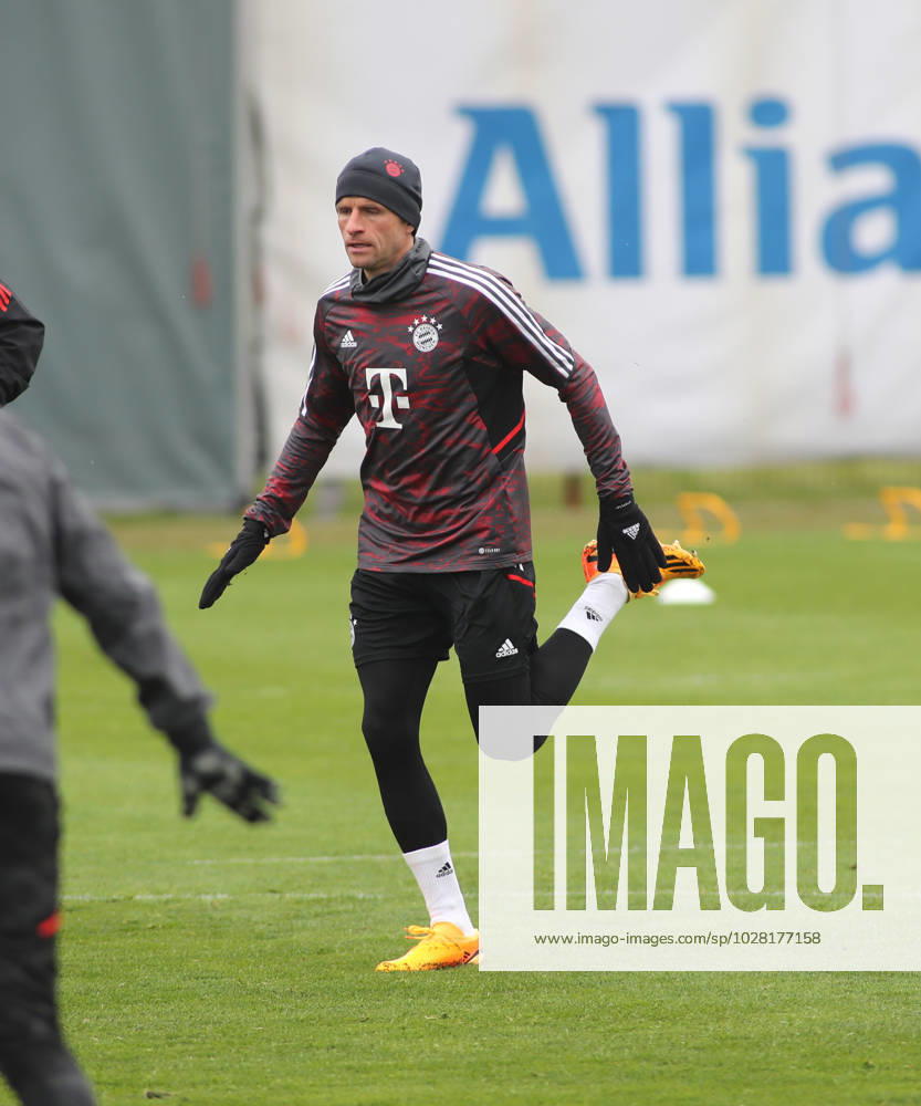 München, Deutschland 18. April 2023: Fussball, Herren, Saison 2022 2023, FC Bayern München, Säbener Strasse, Trainingsgelände, Training, Abschlusstraining Thomas Müller, Mueller (FC Bayern München) beim Aufwärmen, Laufen