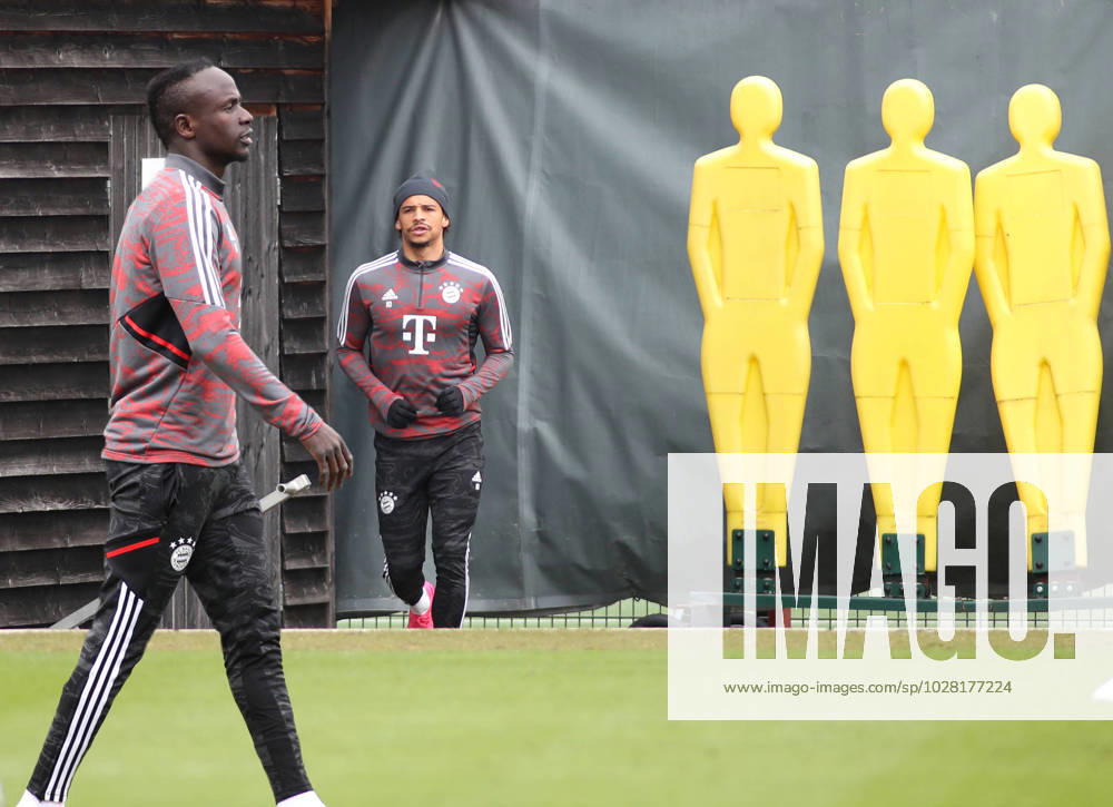 München, Deutschland 18. April 2023: Fussball, Herren, Saison 2022 2023, FC Bayern München, Säbener Strasse, Trainingsgelände, Training, Abschlusstraining Sadio Mane (FC Bayern München) (li.) mit Leroy Sane (FC Bayern München) (re.)