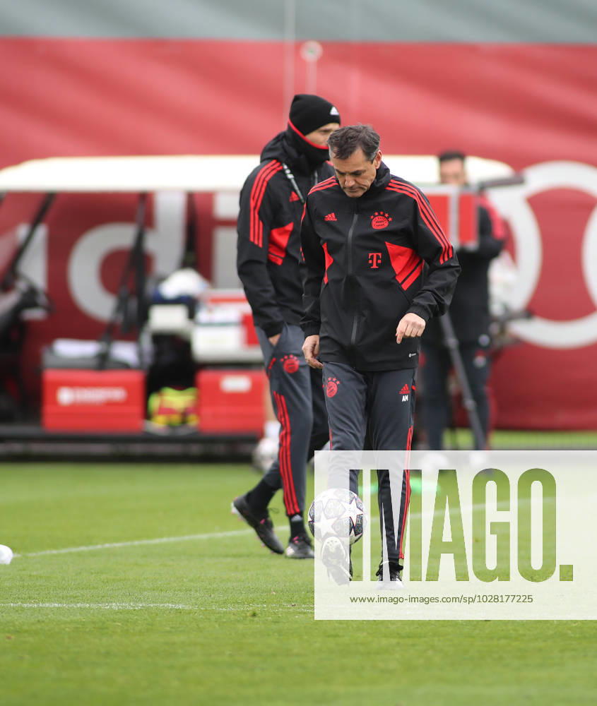 München, Deutschland 18. April 2023: Fussball, Herren, Saison 2022 2023, FC Bayern München, Säbener Strasse, Trainingsgelände, Training, Abschlusstraining Arno Michels, Co-Trainer (FC Bayern München) spielt mit einem Ball