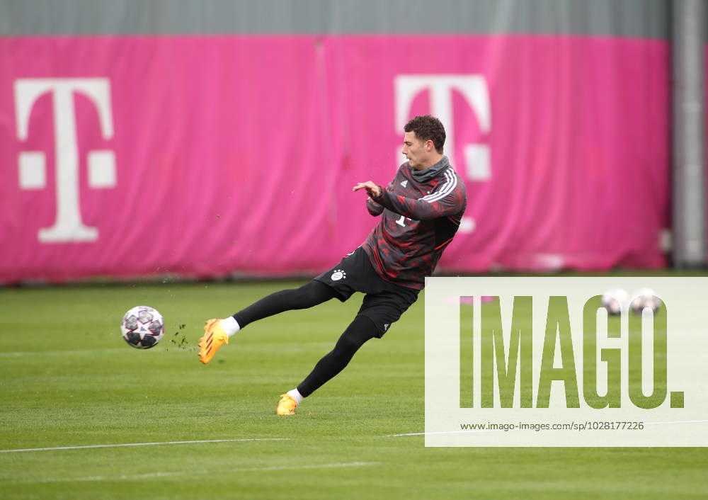 München, Deutschland 18. April 2023: Fussball, Herren, Saison 2022 2023, FC Bayern München, Säbener Strasse, Trainingsgelände, Training, Abschlusstraining Benjamin Pavard (FC Bayern München) schiesst einen Ball, Torschuss, Seitenlage