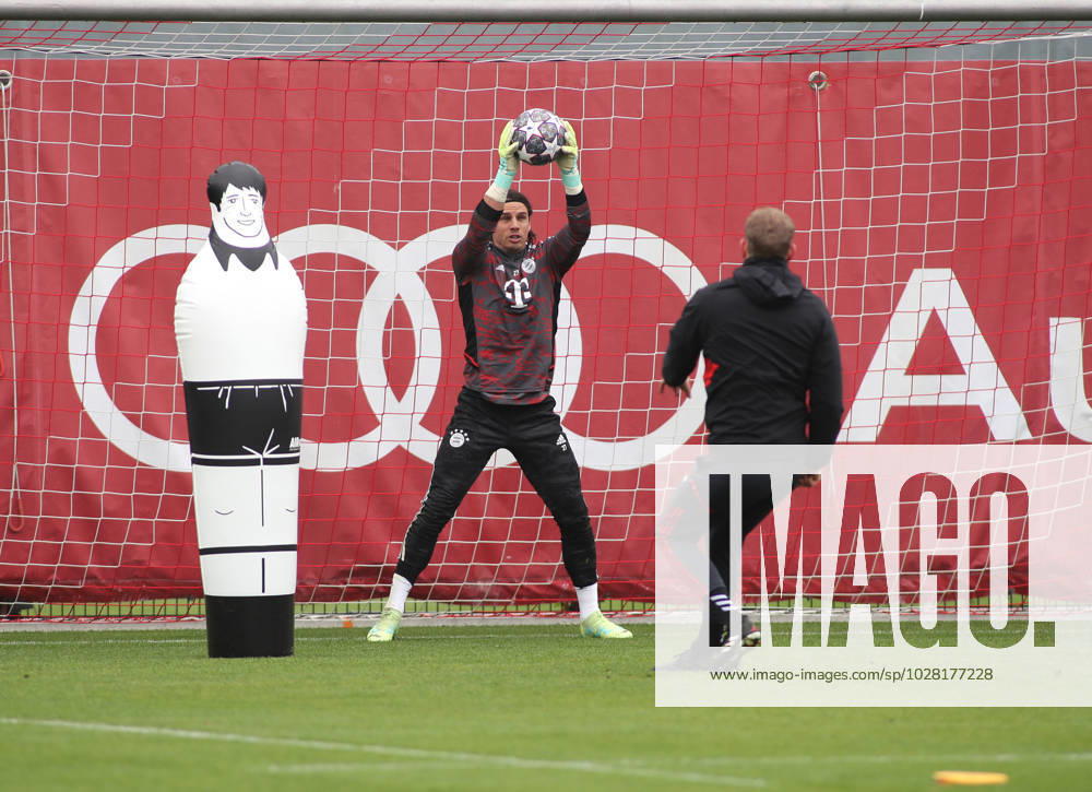 München, Deutschland 18. April 2023: Fussball, Herren, Saison 2022 2023, FC Bayern München, Säbener Strasse, Trainingsgelände, Training, Abschlusstraining Yann Sommer (FC Bayern München) beim Torwarttraining mit Michael Rechner, Torwart-Trainer (FC Bayern München), Ball fangen