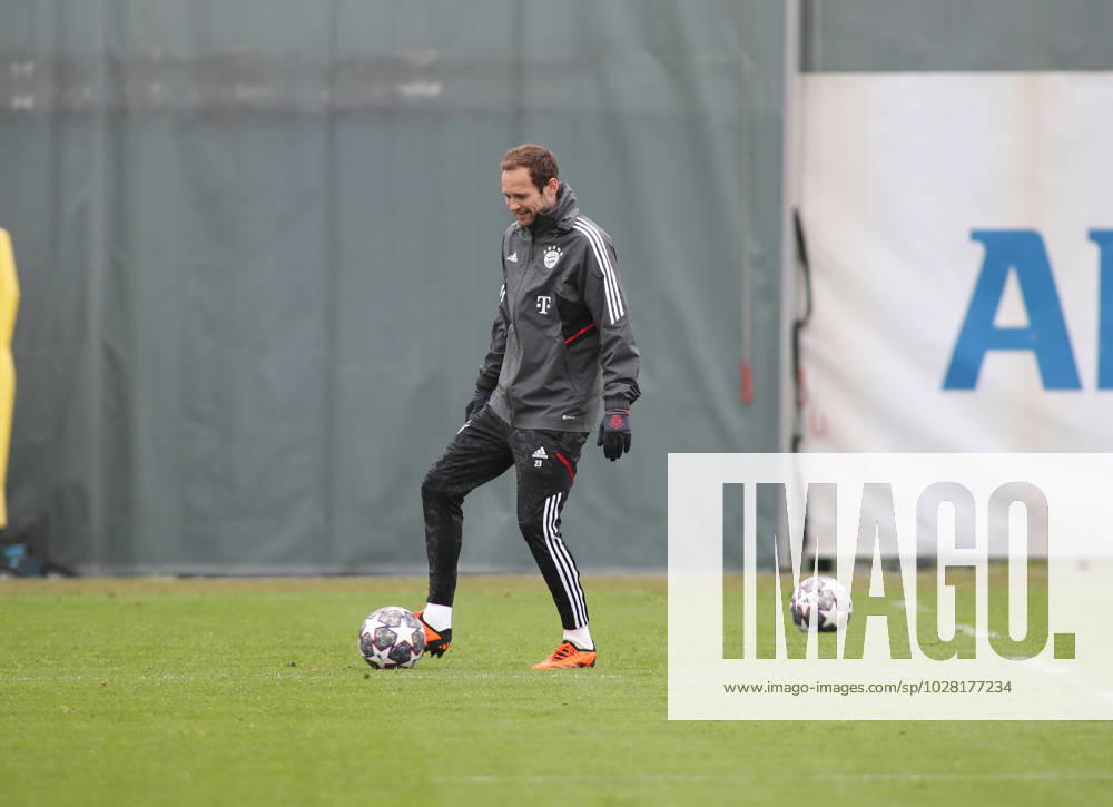 München, Deutschland 18. April 2023: Fussball, Herren, Saison 2022 2023, FC Bayern München, Säbener Strasse, Trainingsgelände, Training, Abschlusstraining Daley Blind (FC Bayern München) am Ball