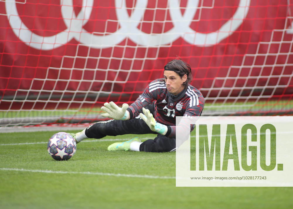 München, Deutschland 18. April 2023: Fussball, Herren, Saison 2022 2023, FC Bayern München, Säbener Strasse, Trainingsgelände, Training, Abschlusstraining Yann Sommer (FC Bayern München) fängt einen Ball, Blick auf den Ball