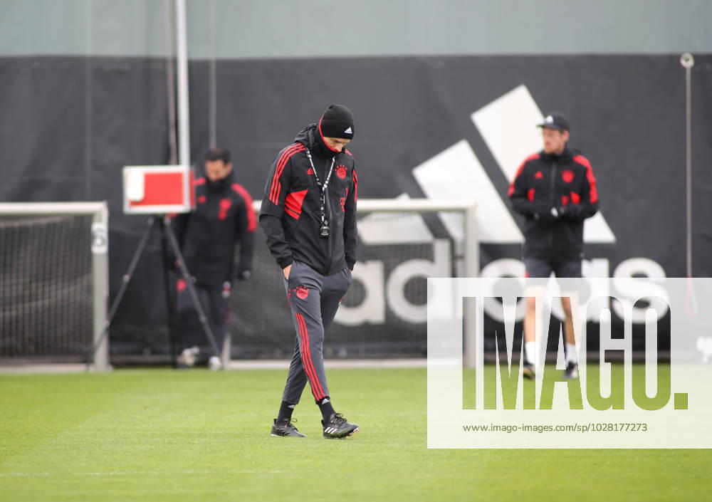 München, Deutschland 18. April 2023: Fussball, Herren, Saison 2022 2023, FC Bayern München, Säbener Strasse, Trainingsgelände, Training, Abschlusstraining Thomas Tuchel, Trainer (FC Bayern München) geht über den Trainingsplatz, Blick nach unten, nachdenken, nachdenklich, überlegen, in Sich gekehrt