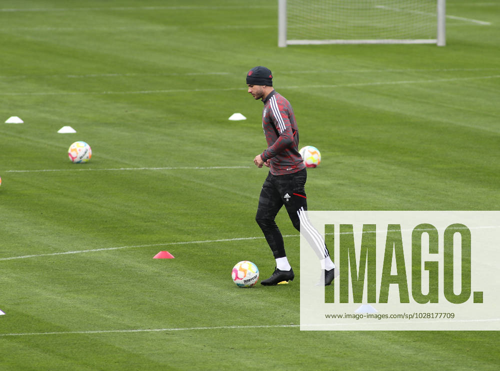 München, Deutschland 18. April 2023: Fussball, Herren, Saison 2022 2023, FC Bayern München, Säbener Strasse, Trainingsgelände, Training Lucas Hernandez (FC Bayern München) am Ball, Aufbautraining, separat, Einstieg