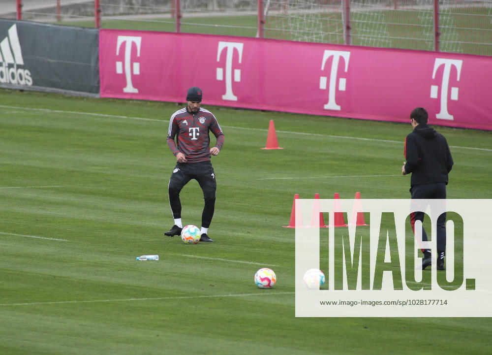 München, Deutschland 18. April 2023: Fussball, Herren, Saison 2022 2023, FC Bayern München, Säbener Strasse, Trainingsgelände, Training Lucas Hernandez (FC Bayern München) am Ball, Aufbautraining, separat, Einstieg