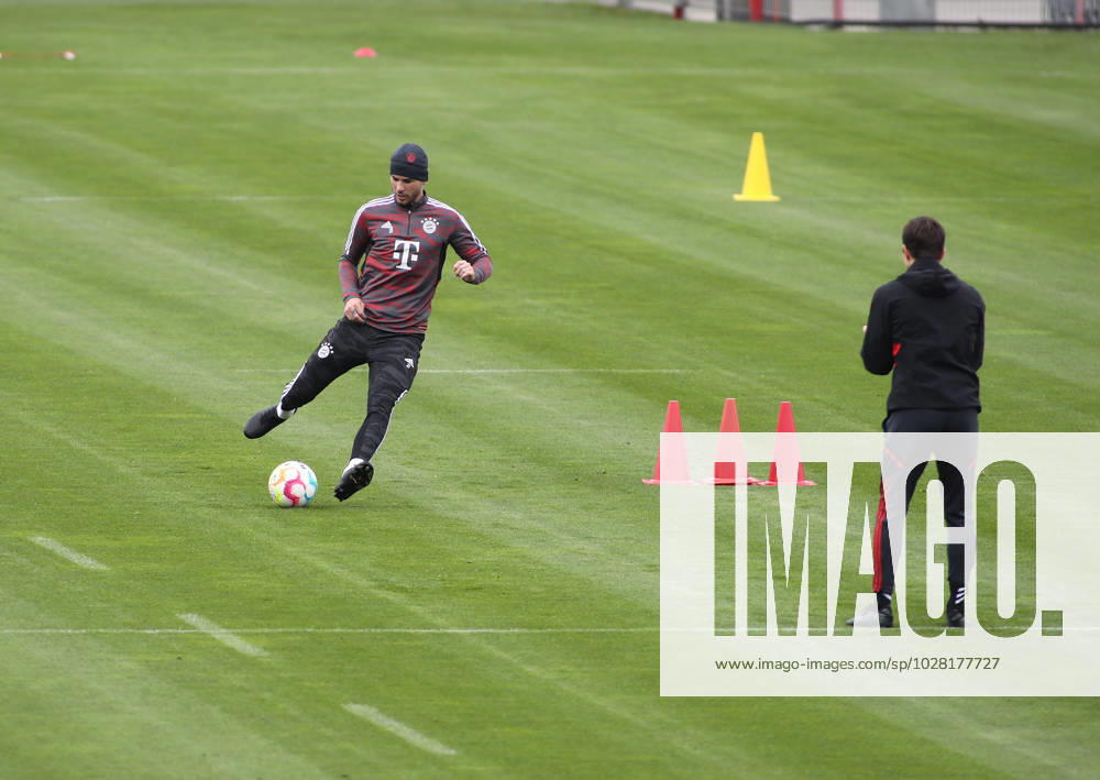 München, Deutschland 18. April 2023: Fussball, Herren, Saison 2022 2023, FC Bayern München, Säbener Strasse, Trainingsgelände, Training Lucas Hernandez (FC Bayern München) am Ball, Aufbautraining, separat, Einstieg
