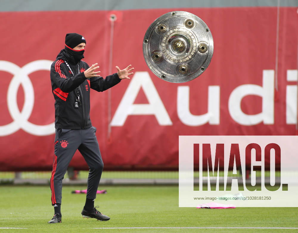 München, Deutschland 18. April 2023: Fussball, Herren, Saison 2022 2023, FC Bayern München, Säbener Strasse, Trainingsgelände, Training, Thomas Tuchel Hier eine Fotomontage, Symbolbild wie Thomas Tuchel, Trainer (FC Bayern München) die Meisterschale fängt, fangen will, dazu streckt er die Arme aus,Minimalziel