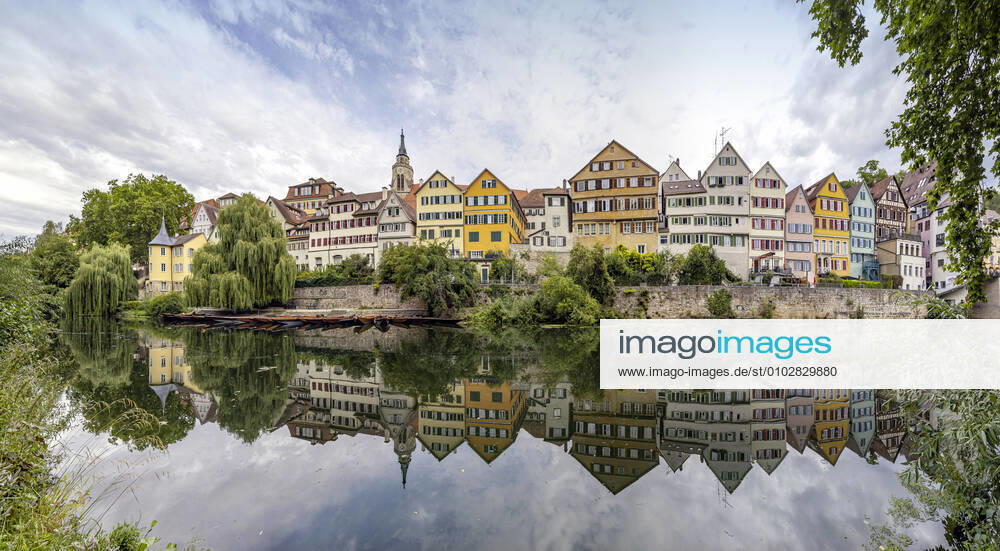 Neckarfront Tübingen mit Stiftskirche und Hölderlinturm. 02.08.2020, Tübingen, Baden-Württemberg, Deutschland.