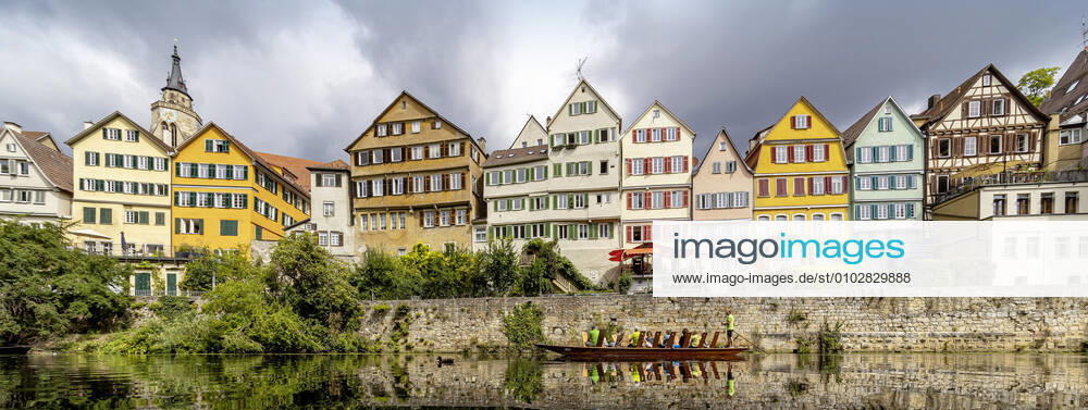 Neckarfront Tübingen mit Stiftskirche. Stocherkahn. 02.08.2020, Tübingen, Baden-Württemberg, Deutschland.