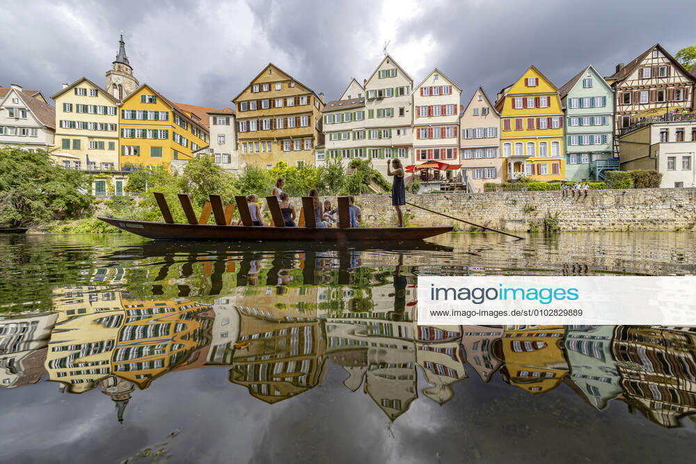 Neckarfront Tübingen mit Stiftskirche. Stocherkahn. 02.08.2020, Tübingen, Baden-Württemberg, Deutschland.