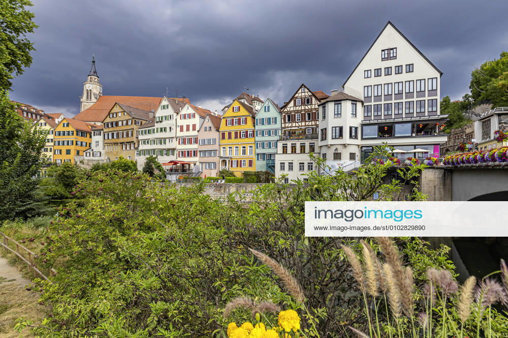Neckarfront Tübingen mit Stiftskirche. Stocherkahn. 02.08.2020, Tübingen, Baden-Württemberg, Deutschland.