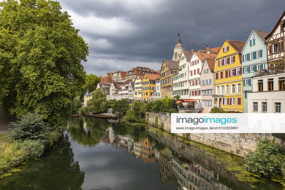 Neckarfront Tübingen mit Stiftskirche. Stocherkahn. 02.08.2020, Tübingen, Baden-Württemberg, Deutschland.