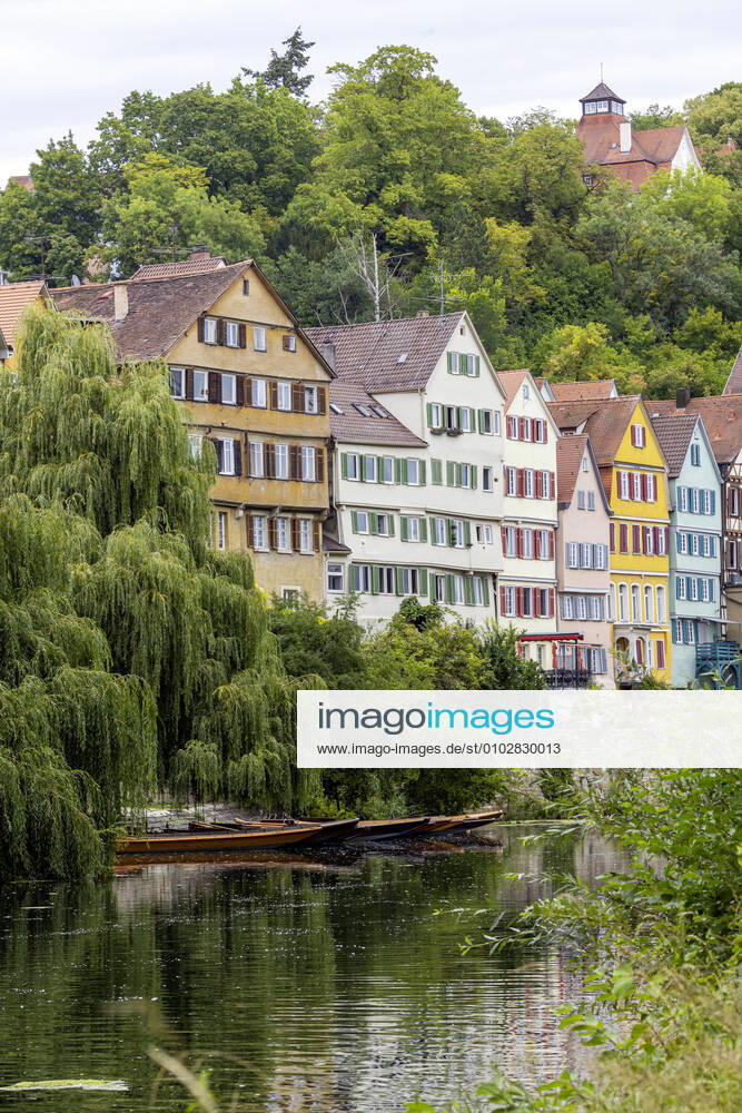 Neckarfront Tübingen mit Stiftskirche. 02.08.2020, Tübingen, Baden-Württemberg, Deutschland.