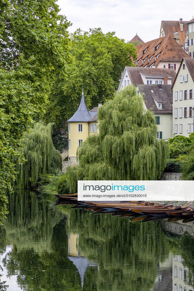 Neckarfront Tübingen mit Stiftskirche und Hölderlinturm. Stocherkahn. 02.08.2020, Tübingen, Baden-Württemberg, Deutschland.