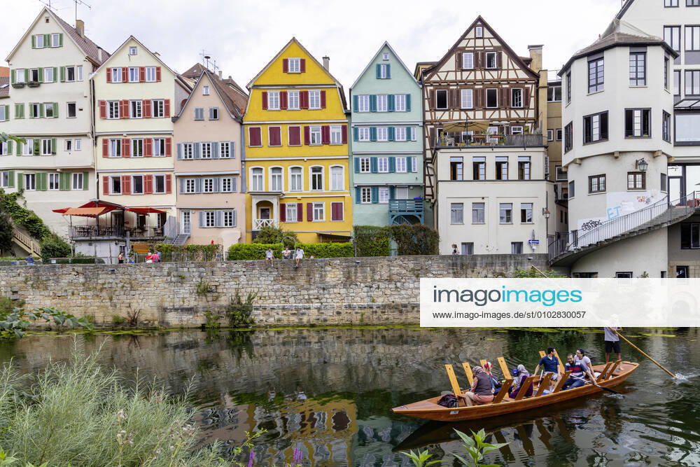 Neckarfront Tübingen mit Stiftskirche. Stocherkahn. 02.08.2020, Tübingen, Baden-Württemberg, Deutschland.