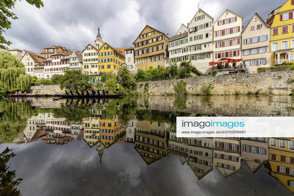 Neckarfront Tübingen mit Stiftskirche. Stocherkahn. 02.08.2020, Tübingen, Baden-Württemberg, Deutschland.