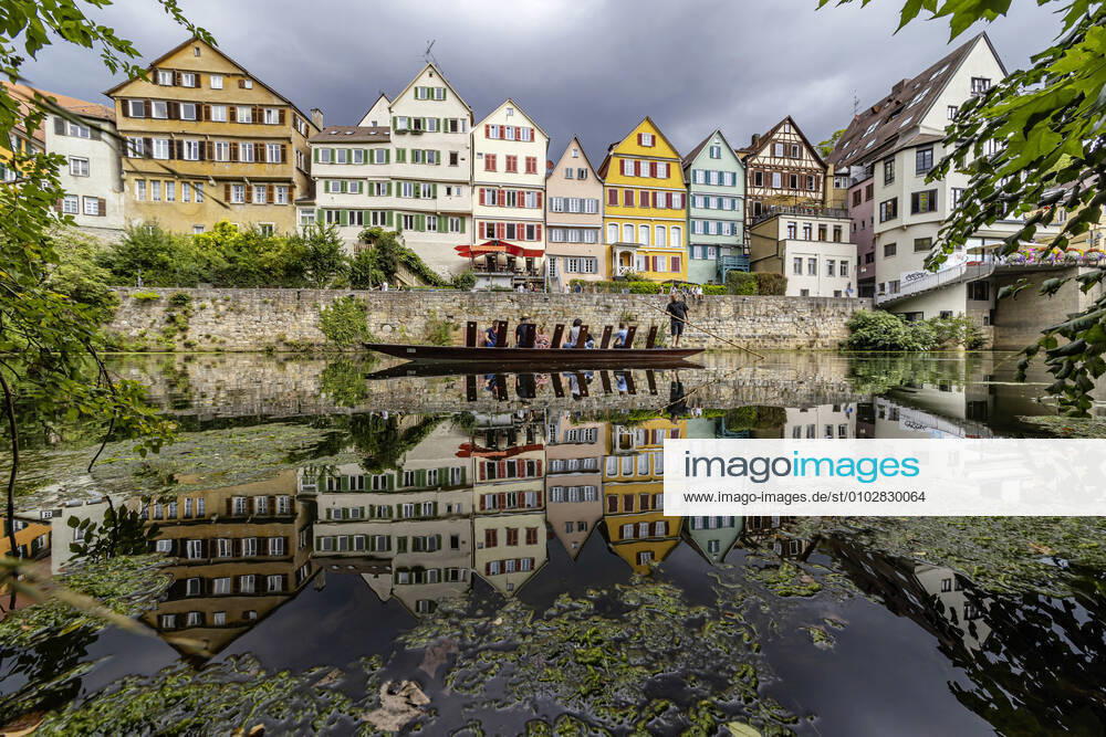 Neckarfront Tübingen mit Stiftskirche. Stocherkahn. 02.08.2020, Tübingen, Baden-Württemberg, Deutschland.
