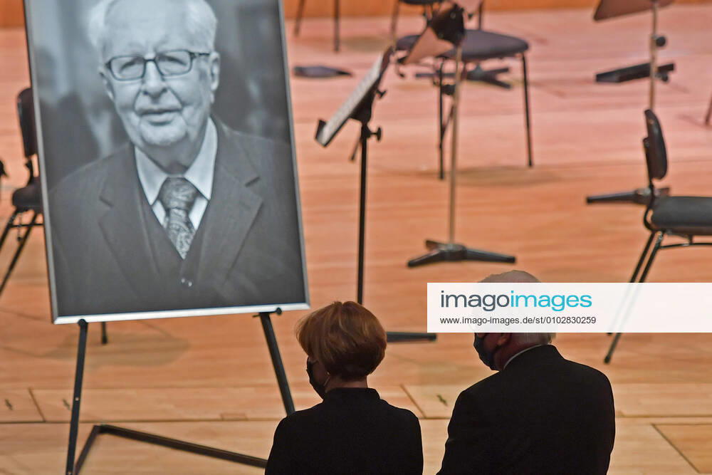 Bundespraesident Frank Walter STEINMEIER und Ehefrau Elke BUEDENBENDER stehen vor einem Portraitfoto des Verstorbenen. Trauerfeier fuer den verstorbenen Muenchner Alt-OB und Ehrenbuerger Dr. Hans-Jochen Vogel (SPD) am 03.08.2020 in der Philharmonie im Gasteig in Muenchen,