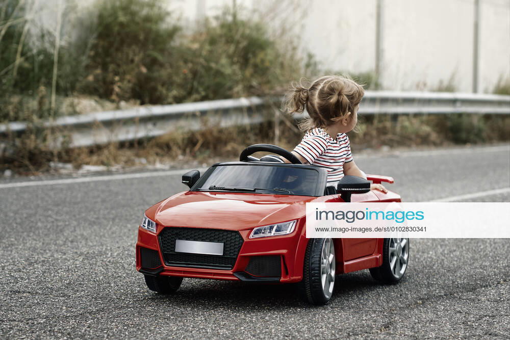 A girl riding a toy car Valladolid, CL, Spain CR_AIZCWA200702-438857-01 ,model released, Symbolfoto