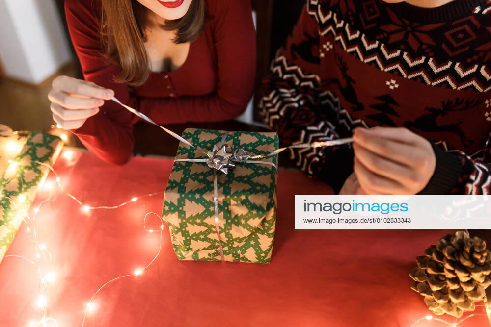 IMAGO Creative: Weihnachten, DIY, Geschenke verpacken - Nachhaltigkeit young couple in love with Christmas presents in a festive atmosphere Los Angeles, CA, United States CR_ORFI200627-416665-01 ,model released, Symbolfoto