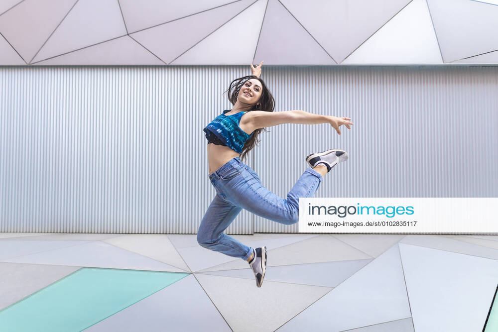 Woman performing a flight in the choreography in the street Spain, Community of Madrid, Madrid CR_VWJTCV200731-463216-01 ,model released, Symbolfoto
