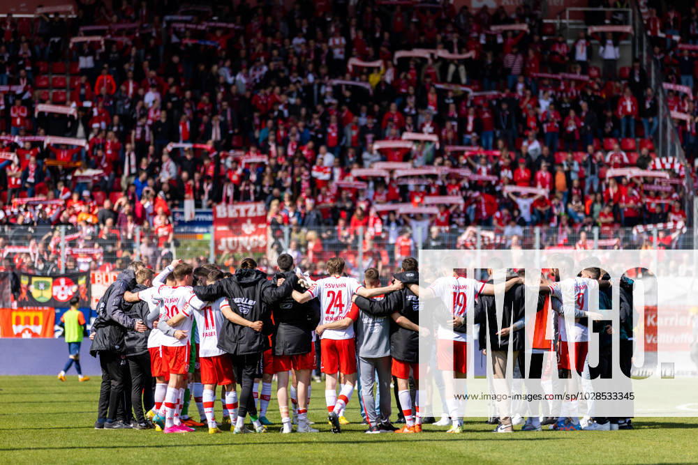 Fussball, GER, Saison, 2022 2023, 2.Bundesliga, 29. Spieltag, SSV Jahn Regensburg - 1. FC Kaiserslautern Mannschaftskreis der Regensburger nach dem Spiel DFL REGULATIONS PROHIBIT ANY USE OF PHOTOGRAPHS AS IMAGE SEQUENCES AND OR QUASI-VIDEO.