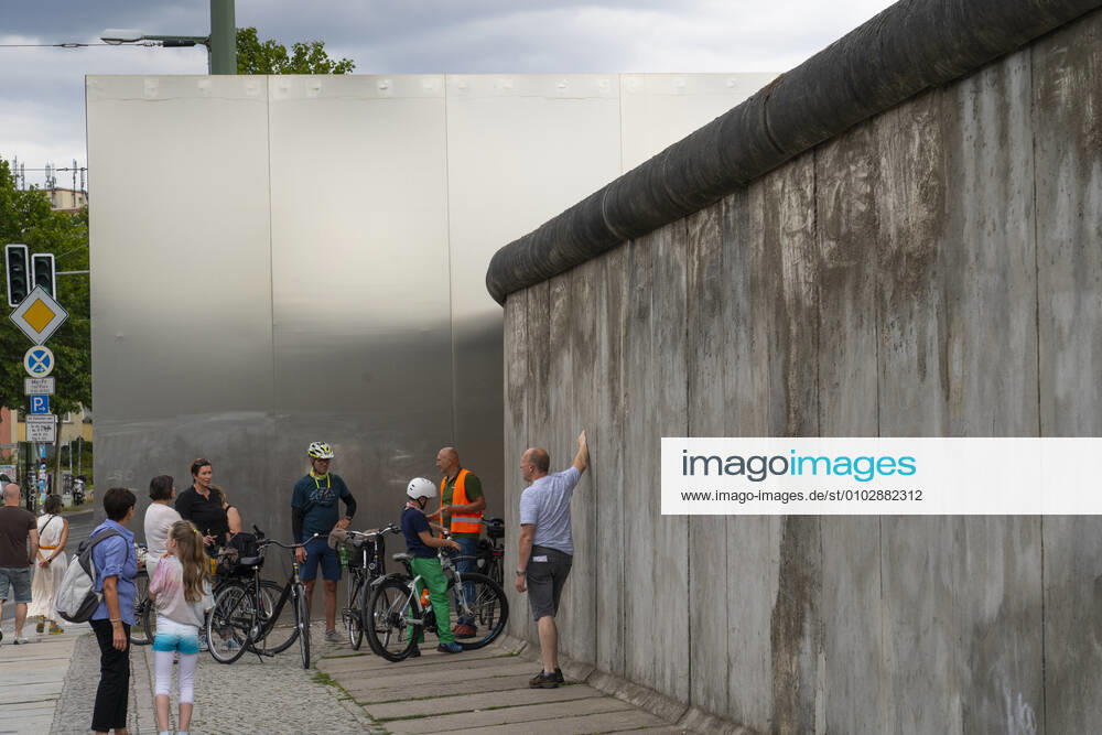 Touristen an der Gedenkstätte der Berliner Mauer an der Bernauer Straße in Berlin-Prenzlauer Berg. Foto: Volker Hohlfeld Gedenkstätte Berliner Mauer