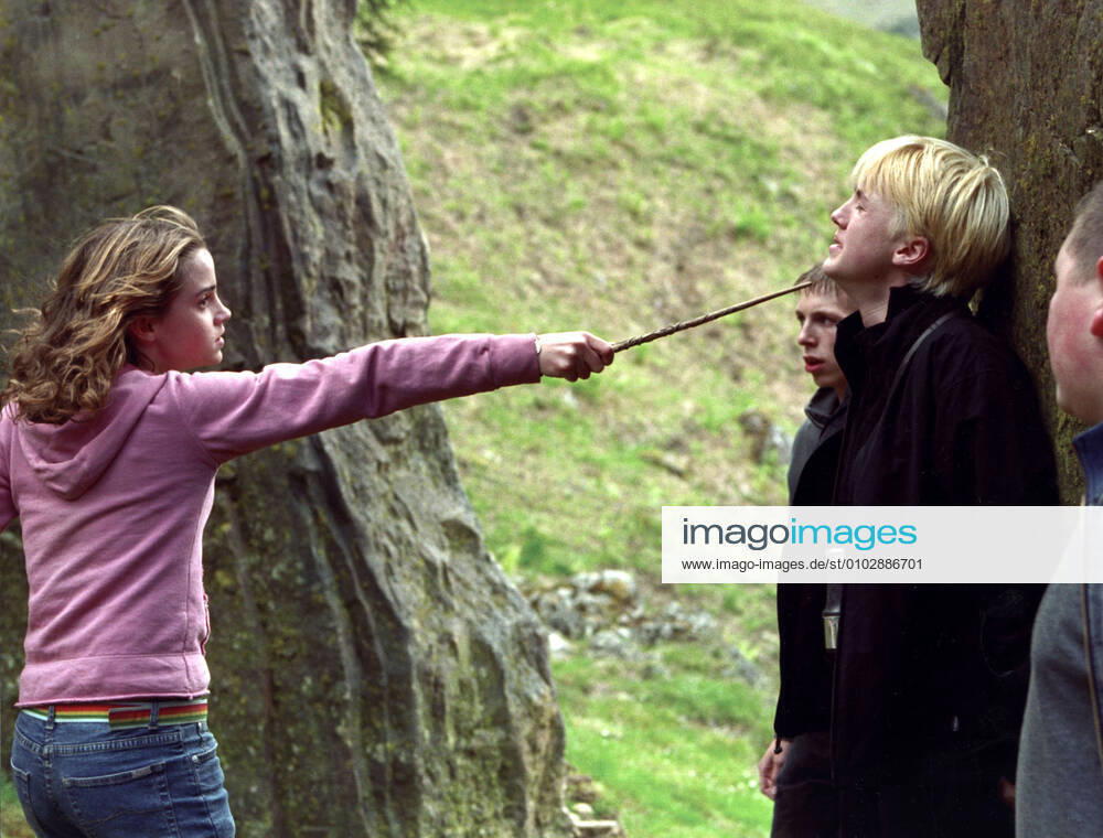 HARRY POTTER AND THE PRISONER OF AZKABAN EMMA WATSON as Hermione Granger, TOM FELTON as Draco Malfoy YOU MUST CREDIT JK ROWLING WARNER BROS Date: 2004. Strictly editorial use only in conjunction with the promotion of the film. Credit line mandatory. This image is copyright of the film company and is supplied under the terms of issue as film still. No commercial or book cover use permitted without prior consent from the film company. Mandatory credit line: Image courtesy Ronald Grant Archive Mary Evans