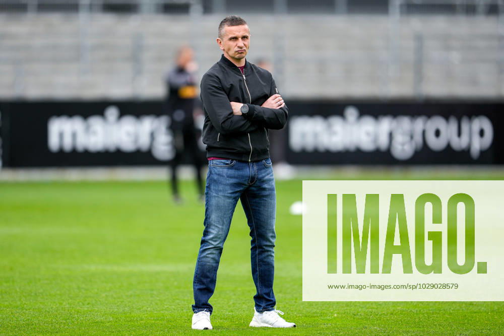 Mersad Selimbegovic (Trainer, Cheftrainer, Regensburg), Freisteller, Ganzkörper, Einzelbild, Einzelfoto, Aktion, Action, 30.04.2023, Sandhausen (Deutschland), Fussball, 2. Bundesliga, SV Sandhausen - SSV Jahn Regensburg, DFB DFL REGULATIONS PROHIBIT ANY USE OF PHOTOGRAPHS AS IMAGE SEQUENCES AND OR QUASI-VIDEO.