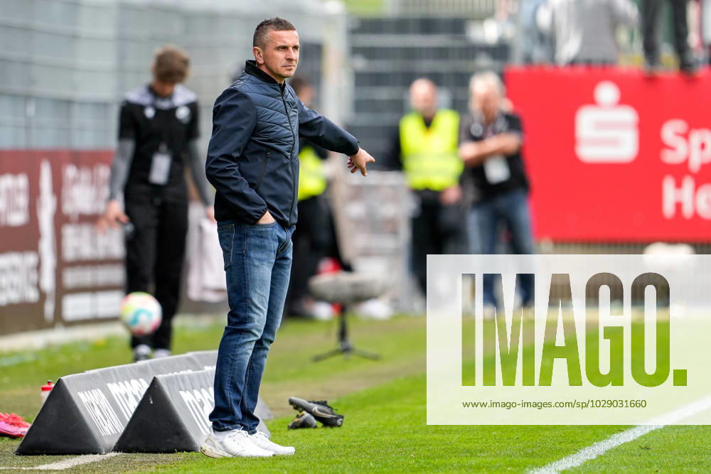 Mersad Selimbegovic (Trainer, Cheftrainer, Regensburg), gibt Anweisungen, gestikuliert, mit den Armen gestikulieren, Freisteller, Ganzkörper, Einzelbild, Einzelfoto, Aktion, Action, 30.04.2023, Sandhausen (Deutschland), Fussball, 2. Bundesliga, SV Sandhausen - SSV Jahn Regensburg, DFB DFL REGULATIONS PROHIBIT ANY USE OF PHOTOGRAPHS AS IMAGE SEQUENCES AND OR QUASI-VIDEO.