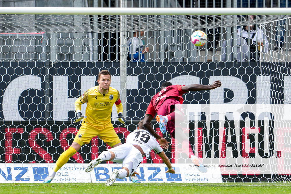 V.li.: Patrick Drewes (Torwart, SVS, 1), Bashkim Ajdini (SVS, 19), Prince Osei Owusu (Regensburg, 9), Kopfball gegen die Latte, Torchance, Aktion, Action, Spielszene, 30.04.2023, Sandhausen (Deutschland), Fussball, 2. Bundesliga, SV Sandhausen - SSV Jahn Regensburg, DFB DFL REGULATIONS PROHIBIT ANY USE OF PHOTOGRAPHS AS IMAGE SEQUENCES AND OR QUASI-VIDEO.