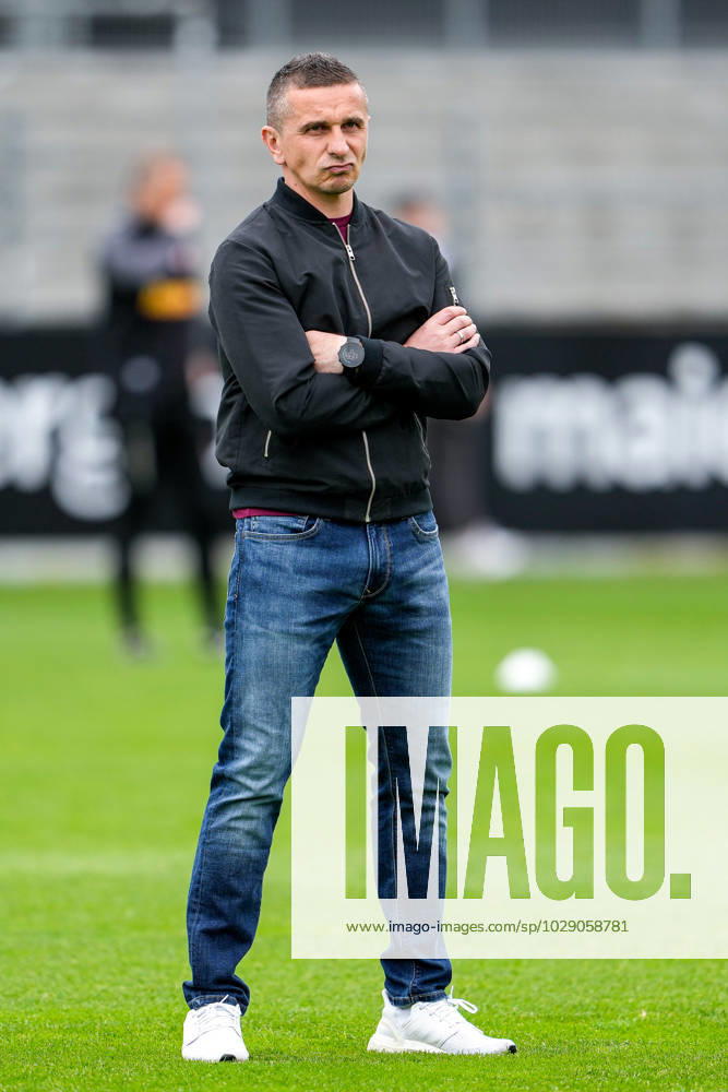 Mersad Selimbegovic (Trainer, Cheftrainer, Regensburg), Freisteller, Ganzkörper, Einzelbild, Einzelfoto, Aktion, Action, 30.04.2023, Sandhausen (Deutschland), Fussball, 2. Bundesliga, SV Sandhausen - SSV Jahn Regensburg, 30.04.2023, Sandhausen (Deutschland), Fussball, 2. Bundesliga, SV Sandhausen - SSV Jahn Regensburg, DFB DFL REGULATIONS PROHIBIT ANY USE OF PHOTOGRAPHS AS IMAGE SEQUENCES AND OR QUASI-VIDEO.