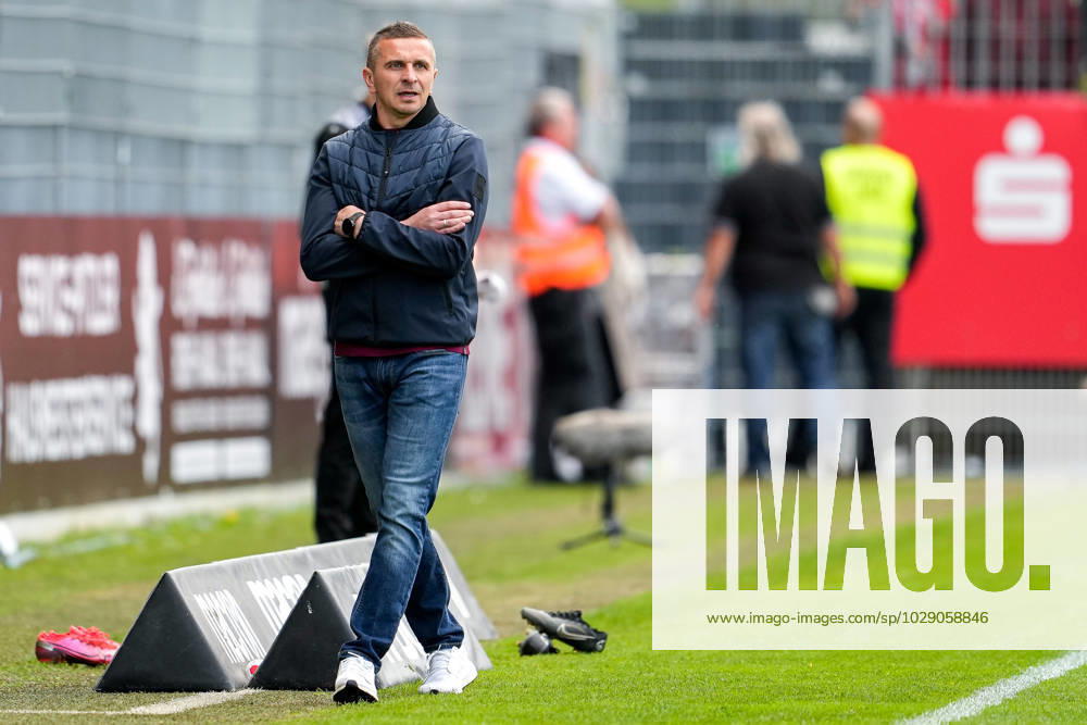 Mersad Selimbegovic (Trainer, Cheftrainer, Regensburg), gibt Anweisungen, gestikuliert, mit den Armen gestikulieren, Freisteller, Ganzkörper, Einzelbild, Einzelfoto, Aktion, Action, am Spielfeldrand, an der Seitenauslinie, 30.04.2023, Sandhausen (Deutschland), Fussball, 2. Bundesliga, SV Sandhausen - SSV Jahn Regensburg, 30.04.2023, Sandhausen (Deutschland), Fussball, 2. Bundesliga, SV Sandhausen - SSV Jahn Regensburg, DFB DFL REGULATIONS PROHIBIT ANY USE OF PHOTOGRAPHS AS IMAGE SEQUENCES AND OR QUASI-VIDEO.
