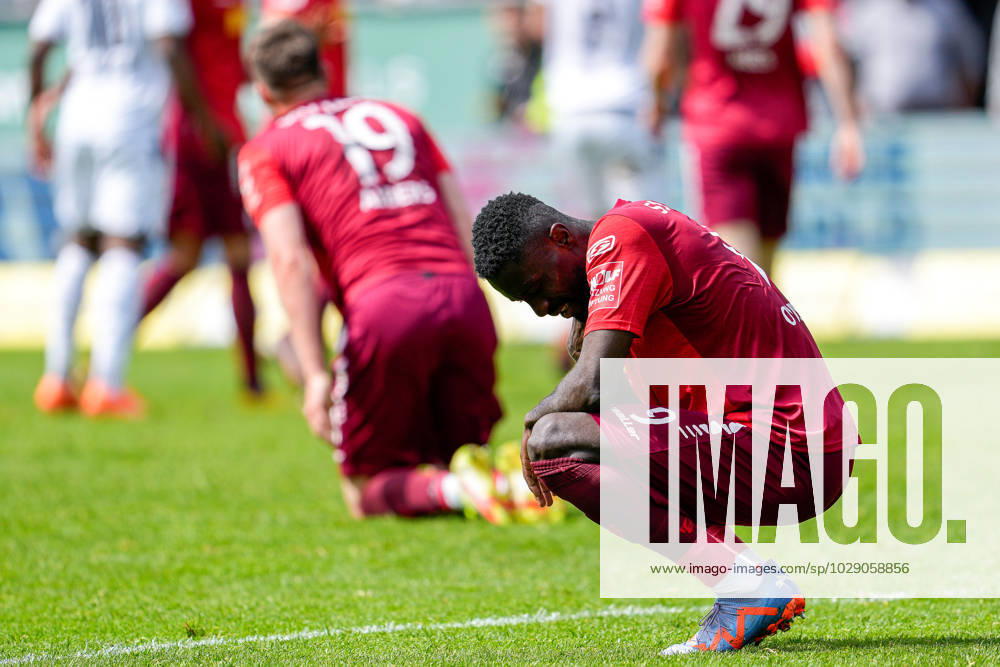 KW17 v.li.: Andreas Albers (Regensburg, 19), Prince Osei Owusu (Regensburg, 9), Spieler vom SSV Jahn Regensburg, enttäuscht schauend, Enttäuschung, Frustration, disappointed, pessimistisch, Aktion, Action, Spielszene, 30.04.2023, Sandhausen (Deutschland), Fussball, 2. Bundesliga, SV Sandhausen - SSV Jahn Regensburg, 30.04.2023, Sandhausen (Deutschland), Fussball, 2. Bundesliga, SV Sandhausen - SSV Jahn Regensburg, DFB DFL REGULATIONS PROHIBIT ANY USE OF PHOTOGRAPHS AS IMAGE SEQUENCES AND OR QUASI-VIDEO.