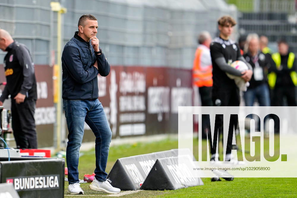 Mersad Selimbegovic (Trainer, Cheftrainer, Regensburg), nachdenklich, besorgt, pessimistisch, Freisteller, Ganzkörper, Einzelbild, Einzelfoto, Aktion, Action, 30.04.2023, Sandhausen (Deutschland), Fussball, 2. Bundesliga, SV Sandhausen - SSV Jahn Regensburg, 30.04.2023, Sandhausen (Deutschland), Fussball, 2. Bundesliga, SV Sandhausen - SSV Jahn Regensburg, DFB DFL REGULATIONS PROHIBIT ANY USE OF PHOTOGRAPHS AS IMAGE SEQUENCES AND OR QUASI-VIDEO.