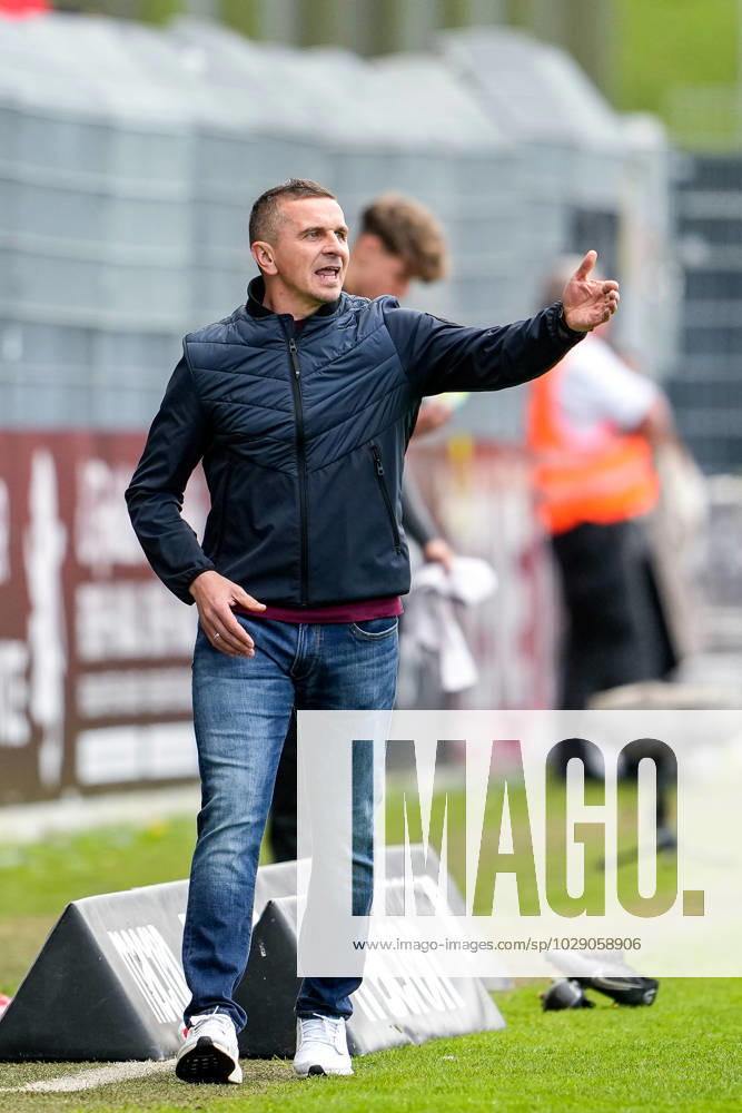 Mersad Selimbegovic (Trainer, Cheftrainer, Regensburg), gibt Anweisungen, gestikuliert, mit den Armen gestikulieren, Freisteller, Ganzkörper, Einzelbild, Einzelfoto, Aktion, Action, am Spielfeldrand, an der Seitenauslinie, 30.04.2023, Sandhausen (Deutschland), Fussball, 2. Bundesliga, SV Sandhausen - SSV Jahn Regensburg, 30.04.2023, Sandhausen (Deutschland), Fussball, 2. Bundesliga, SV Sandhausen - SSV Jahn Regensburg, DFB DFL REGULATIONS PROHIBIT ANY USE OF PHOTOGRAPHS AS IMAGE SEQUENCES AND OR QUASI-VIDEO.