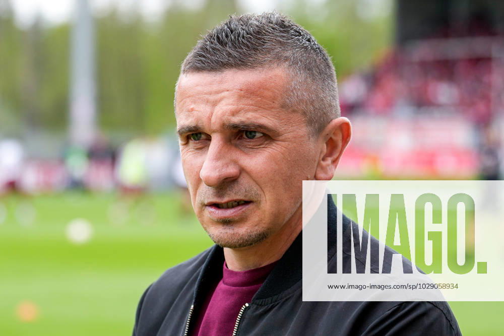 Mersad Selimbegovic (Trainer, Cheftrainer, Regensburg), Einzelbild, Einzelfoto, Aktion, Action, 30.04.2023, Sandhausen (Deutschland), Fussball, 2. Bundesliga, SV Sandhausen - SSV Jahn Regensburg, 30.04.2023, Sandhausen (Deutschland), Fussball, 2. Bundesliga, SV Sandhausen - SSV Jahn Regensburg, DFB DFL REGULATIONS PROHIBIT ANY USE OF PHOTOGRAPHS AS IMAGE SEQUENCES AND OR QUASI-VIDEO.