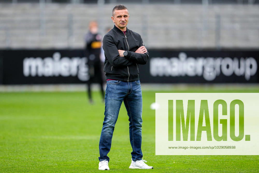 Mersad Selimbegovic (Trainer, Cheftrainer, Regensburg), Freisteller, Ganzkörper, Einzelbild, Einzelfoto, Aktion, Action, 30.04.2023, Sandhausen (Deutschland), Fussball, 2. Bundesliga, SV Sandhausen - SSV Jahn Regensburg, 30.04.2023, Sandhausen (Deutschland), Fussball, 2. Bundesliga, SV Sandhausen - SSV Jahn Regensburg, DFB DFL REGULATIONS PROHIBIT ANY USE OF PHOTOGRAPHS AS IMAGE SEQUENCES AND OR QUASI-VIDEO.
