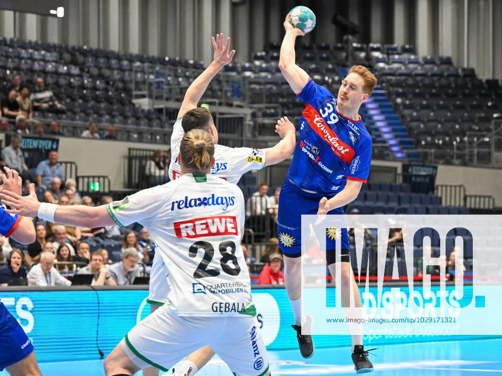 Lukas Stutzke (Bergischer HC, 39) mit einem Wurf aus der zweiten Reihe gegen Matej Klima (SC DHfK Leipzig, 13) und Maciej Gebala (SC DHfK Leipzig, 28). Bergischer HC vs. SC DHfK Leipzig, Handball, LIQUI Moly HBL, 27. Spieltag, Saison 2022 2023, 04.05.2023 Bergischer HC vs. SC DHfK Leipzig, Handball, LIQUI Moly HBL, 27. Spieltag, Saison 2022 2023, 04.05.2023 Duesseldorf