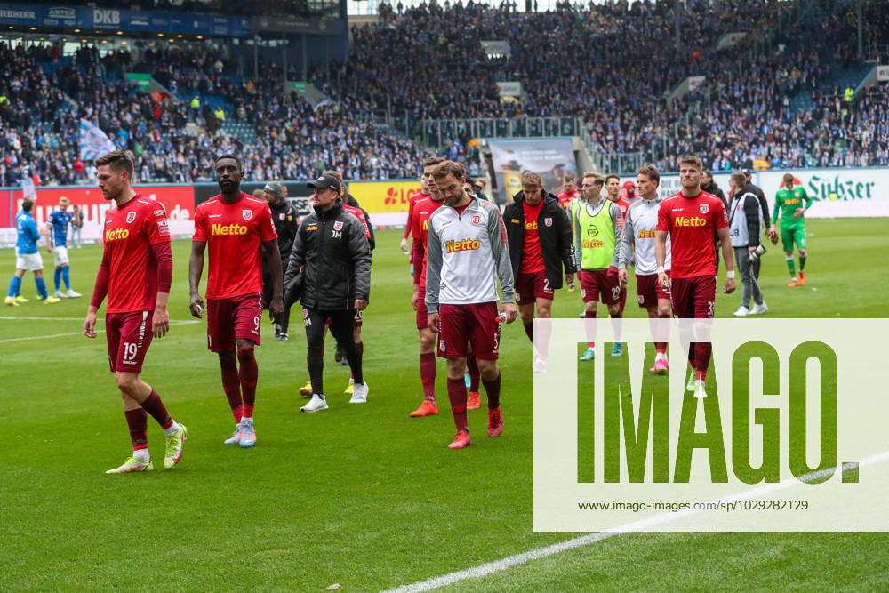 Frust, Enttaeuschung, Zorn bei vorn v.l. Andreas Albers (Regensburg) , Prince Osei Owusu (Regensburg) , Benedikt Gimber (Regensburg) , ; GER, FC Hansa Rostock vs. SSV Jahn Regensburg, Fussball, 2. Bundesliga, 31. Spieltag, Spielzeit 2022 2023, 06.05..2023, DFL REGULATIONS PROHIBIT ANY USE OF PHOTOGRAPHS AS IMAGE SEQUENCES AND OR QUASI-VIDEO, GER, FC Hansa Rostock vs. SSV Jahn Regensburg, Fussball, 2. Bundesliga, 31. Spieltag, Spielzeit 2022 2023, 06.05..2023 Rostock