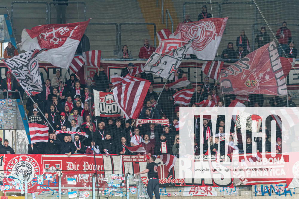 Rostock, Deutschland 06. Mai 2023: 2. BL - 2022 2023 - FC Hansa Rostock vs. Jahn Regensburg Im Bild: Fankurve, Fans, Fanblock von Jahn Regensburg im Gästeblock des Ostseestadions DFL regulations prohibit any use of photographs as image sequences and or quasi-video.