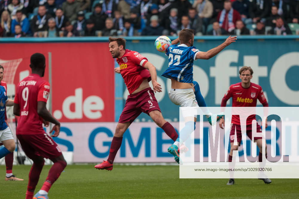 Links Benedikt Gimber (Regensburg) gegen Lukas Hinterseer (Rostock) ; GER, FC Hansa Rostock vs. SSV Jahn Regensburg, Fussball, 2. Bundesliga, 31. Spieltag, Spielzeit 2022 2023, 06.05..2023, DFL REGULATIONS PROHIBIT ANY USE OF PHOTOGRAPHS AS IMAGE SEQUENCES AND OR QUASI-VIDEO, GER, FC Hansa Rostock vs. SSV Jahn Regensburg, Fussball, 2. Bundesliga, 31. Spieltag, Spielzeit 2022 2023, 06.05..2023 Rostock