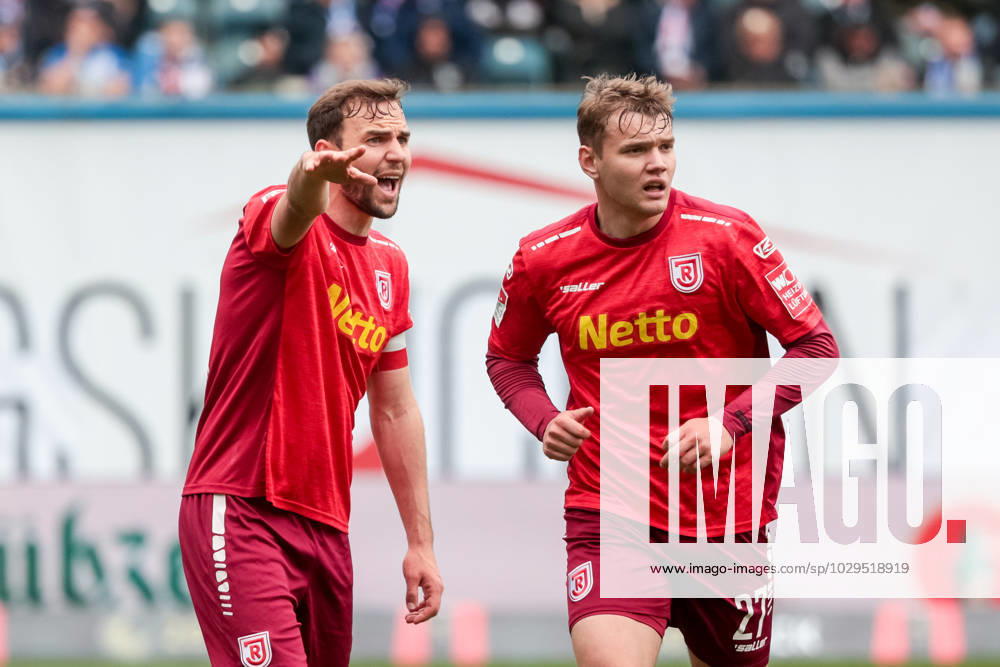 Links Benedikt Gimber (Regensburg) mit Lasse Günther (Regensburg) ; GER, FC Hansa Rostock vs. SSV Jahn Regensburg, Fussball, 2. Bundesliga, 31. Spieltag, Spielzeit 2022 2023, 06.05..2023, DFL REGULATIONS PROHIBIT ANY USE OF PHOTOGRAPHS AS IMAGE SEQUENCES AND OR QUASI-VIDEO, @ Andy Bünning GER, FC Hansa Rostock vs. SSV Jahn Regensburg, Fussball, 2. Bundesliga, 31. Spieltag, Spielzeit 2022 2023, 06.05.2023 Rostock