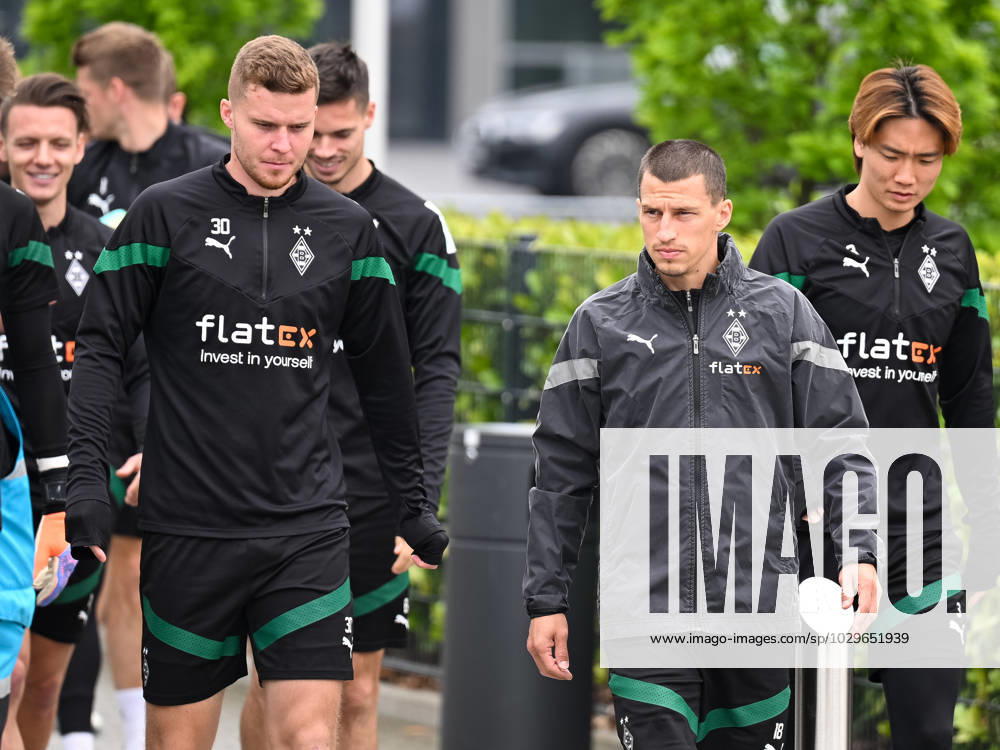 Die Mannschaft ist auf dem Weg zum Trainingsplatz. Dabei Hannes Wolf (Borussia Moenchengladbach, 11)m Julian Weigl (Borussia Moenchengladbach, 08), Nico Elvedi (Borussia Moenchengladbach, 30), Stefan Lainer (Borussia Moenchengladbach, 18) und Ko Itakura (Borussia Moenchengladbach, 03). Borussia Moenchengladbach, Fussball, 1. Bundesliga, Training, Saison 2022 2023, 11.05.2023 Borussia Moenchengladbach, Fussball, 1. Bundesliga, Training, Saison 2022 2023, 11.05.2023 Moenchengladbach