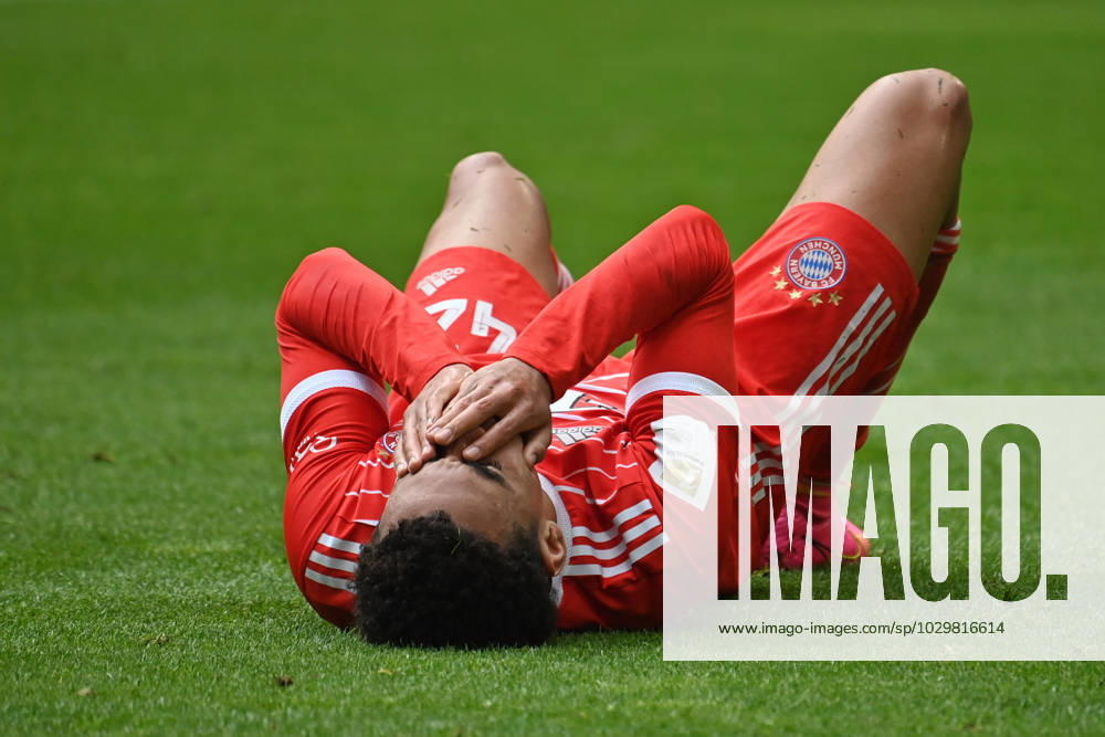 Jamal MUSIALA (Bayern Muenchen), verletzt,Verletzung,Schmerzen, Aktion,Einzelaktion,Einzelbild, Freisteller,Ganzkoerperaufnahme,ganze Figur Fussball 1. Bundesliga Saison 2022 2023, 32.Spieltag, Spieltag32, FC Bayern Muenchen - FC Schalke 04 6-0 am13.05.2023, A L L I A N Z A R E N A.