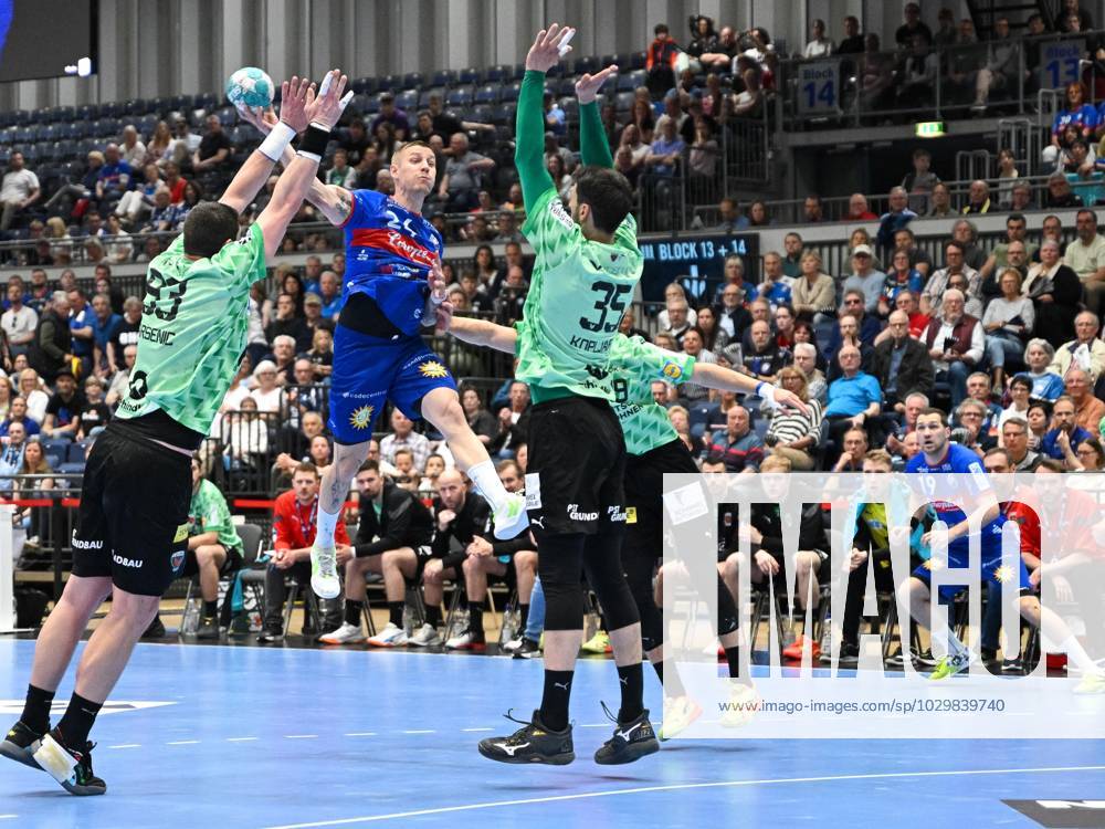 Linus Arnesson (Bergischer HC, 24) versucht es aus der zweiten Reihe gegen Mijajlo Marsenic (Fuechse Berlin, 93), Marko Kopljar (Fuechse Berlin, 35) und Mathias Gidsel (Fuechse Berlin, 19). Tomas Babak (Bergischer HC, 19) orientiert sich wieder zurueck. Bergischer HC vs. Fuechse Berlin, Handball, LIQUI Moly HBL, 29. Spieltag, Saison 2022 2023, 14.05.2023 Bergischer HC vs. Fuechse Berlin, Handball, LIQUI Moly HBL, 29. Spieltag, Saison 2022 2023, 14.05.2023 Duesseldorf