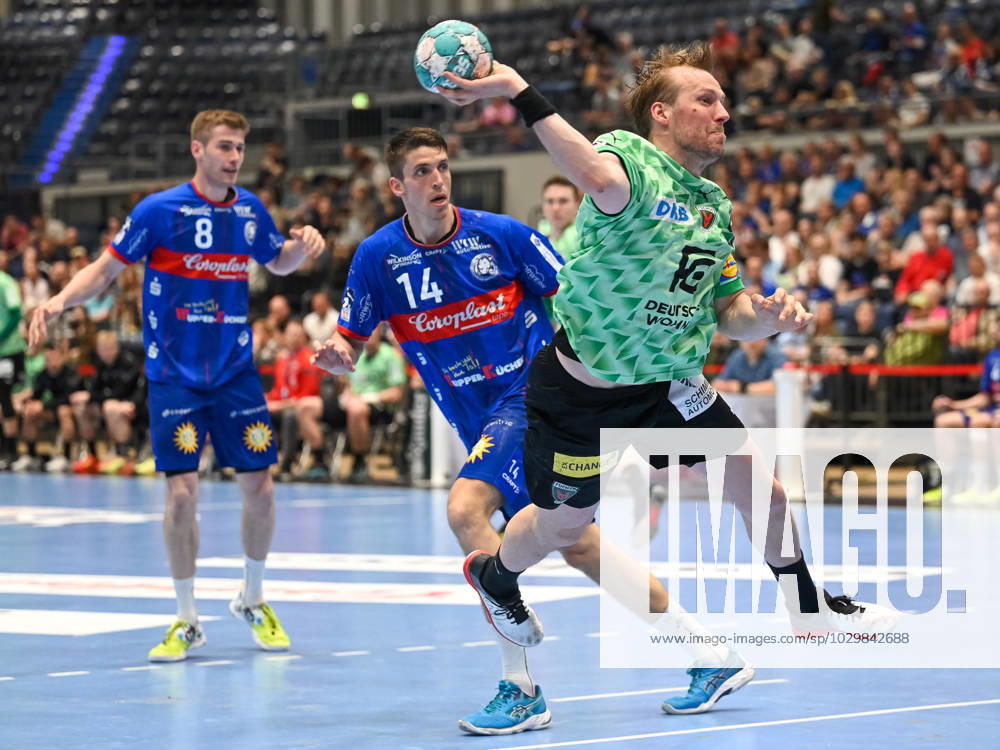 Max Darj (Fuechse Berlin, 05) hat sich am Kreis durchgesetzt und kommt zum Wurf. Dahinter Tim Nothdurft (Bergischer HC, 08) und Frederik Ladefoged (Bergischer HC, 14). Bergischer HC vs. Fuechse Berlin, Handball, LIQUI Moly HBL, 29. Spieltag, Saison 2022 2023, 14.05.2023 Bergischer HC vs. Fuechse Berlin, Handball, LIQUI Moly HBL, 29. Spieltag, Saison 2022 2023, 14.05.2023 Duesseldorf