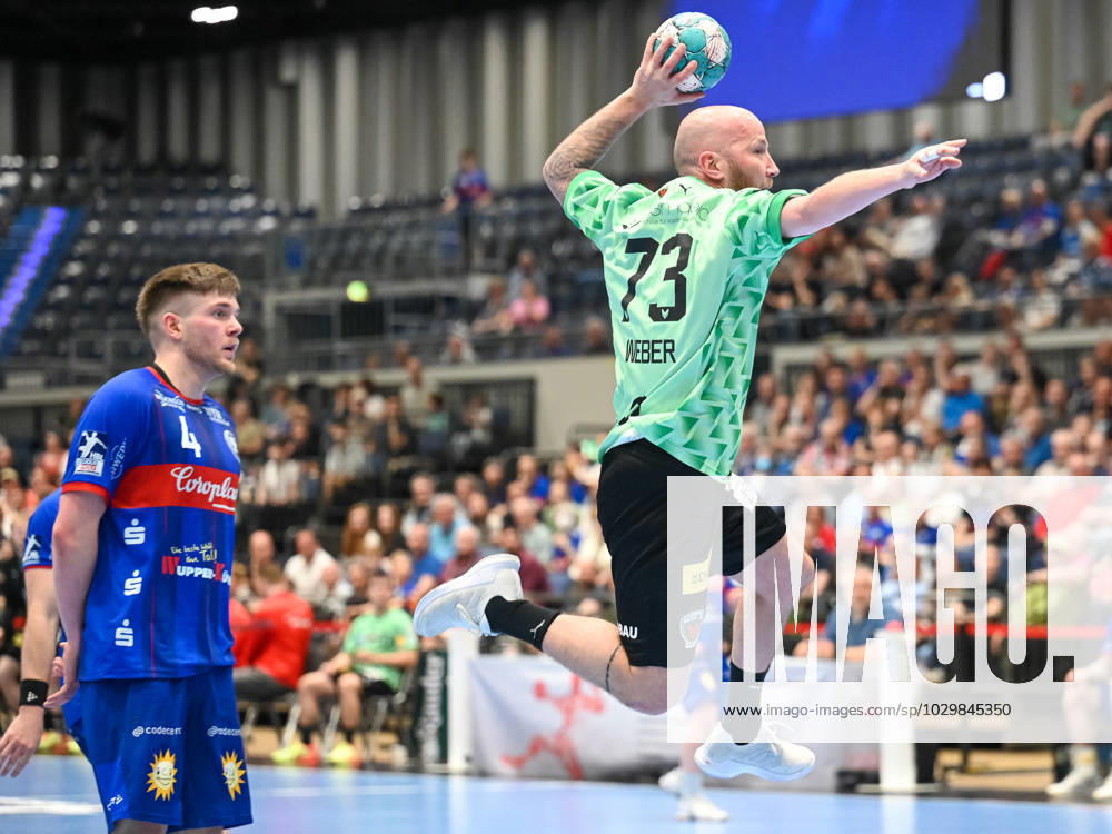 Robert Weber (Fuechse Berlin, 73) in der Luft. Elias Scholtes (Bergischer HC, 04) kann nur zuschauen. Bergischer HC vs. Fuechse Berlin, Handball, LIQUI Moly HBL, 29. Spieltag, Saison 2022 2023, 14.05.2023 Bergischer HC vs. Fuechse Berlin, Handball, LIQUI Moly HBL, 29. Spieltag, Saison 2022 2023, 14.05.2023 Duesseldorf